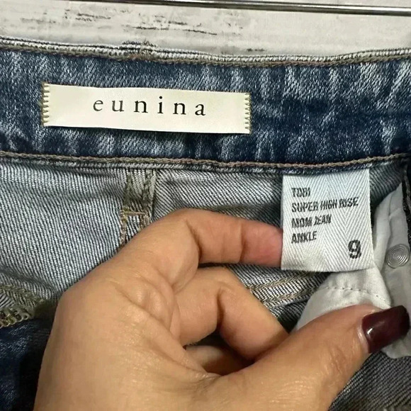 Eunina Distressed Super High Rise Mom Ankle Jeans size 9 - Picture 4 of 6